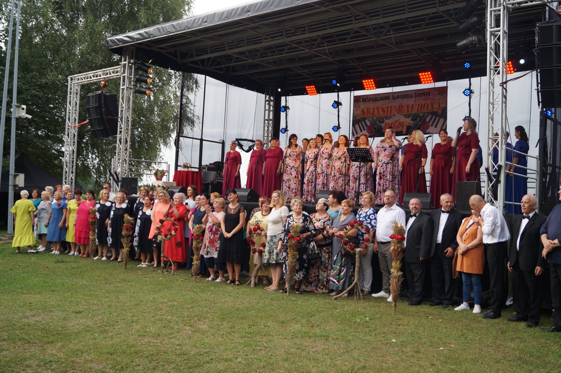 Jurbarko kultūros centro dainininkės dalyvavo respublikinėje šlagerių šventėje Raseiniuose 