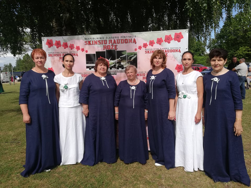 Moterų vokalinis ansamblis „Raskila“ dalyvavo respublikiniame šlagerių festivalyje „Skinsiu raudoną rožę“ Raseiniuose 