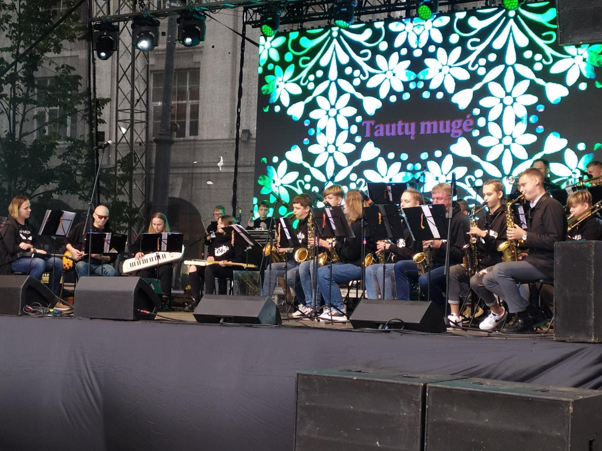 „Jados“ muzika skambėjo „Tautų mugėje“ Vilniuje