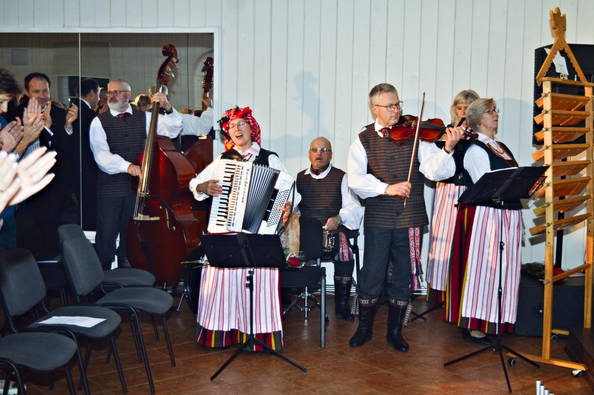 Liaudiška kapela „Mituva“ gražios sukakties proga sveikino Veliuonos dainininkes