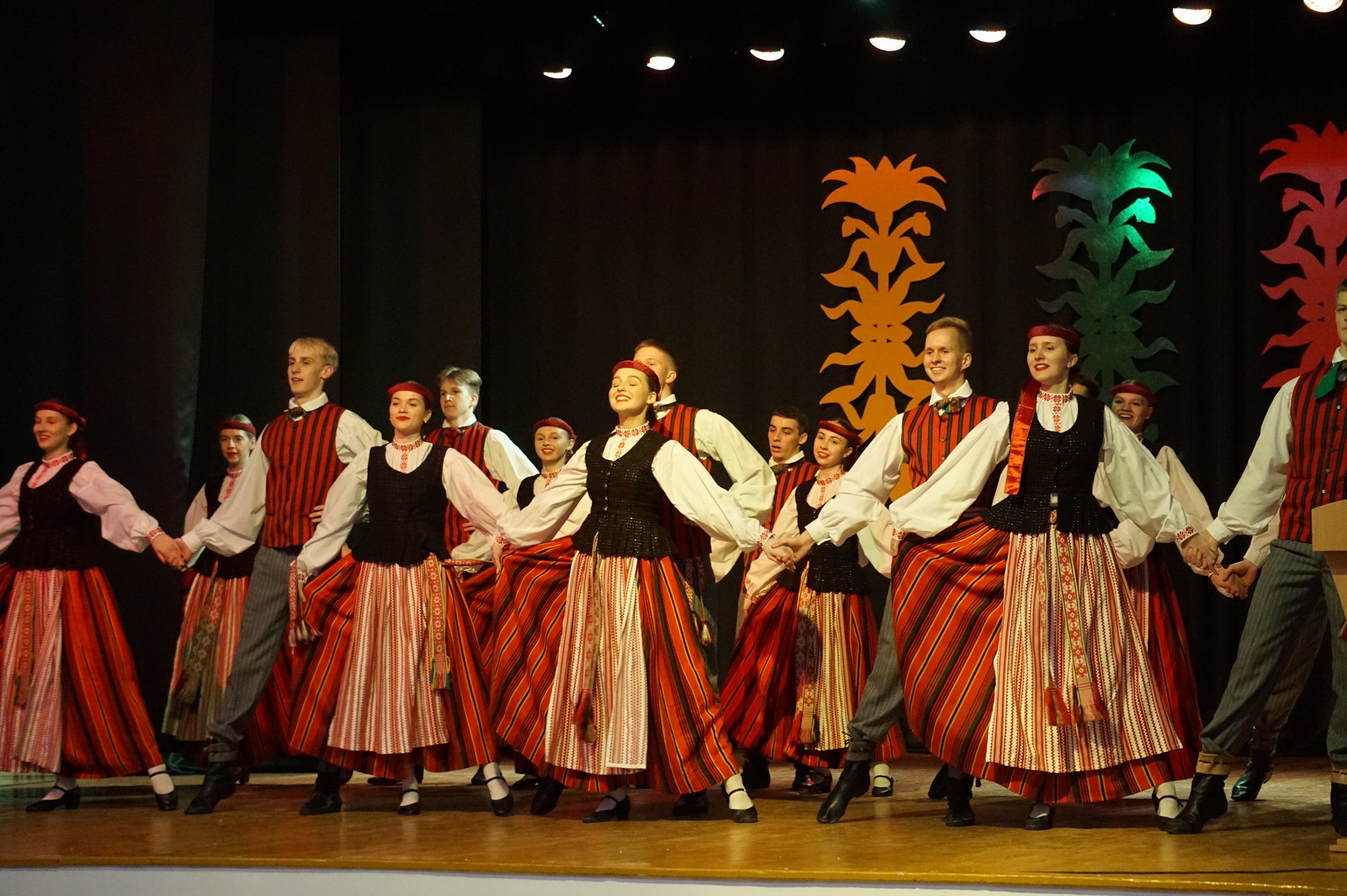 Liaudiškų šokių kolektyvas „Sūkurėlis“ Vasario 16-osios proga koncertavo Eržvilke