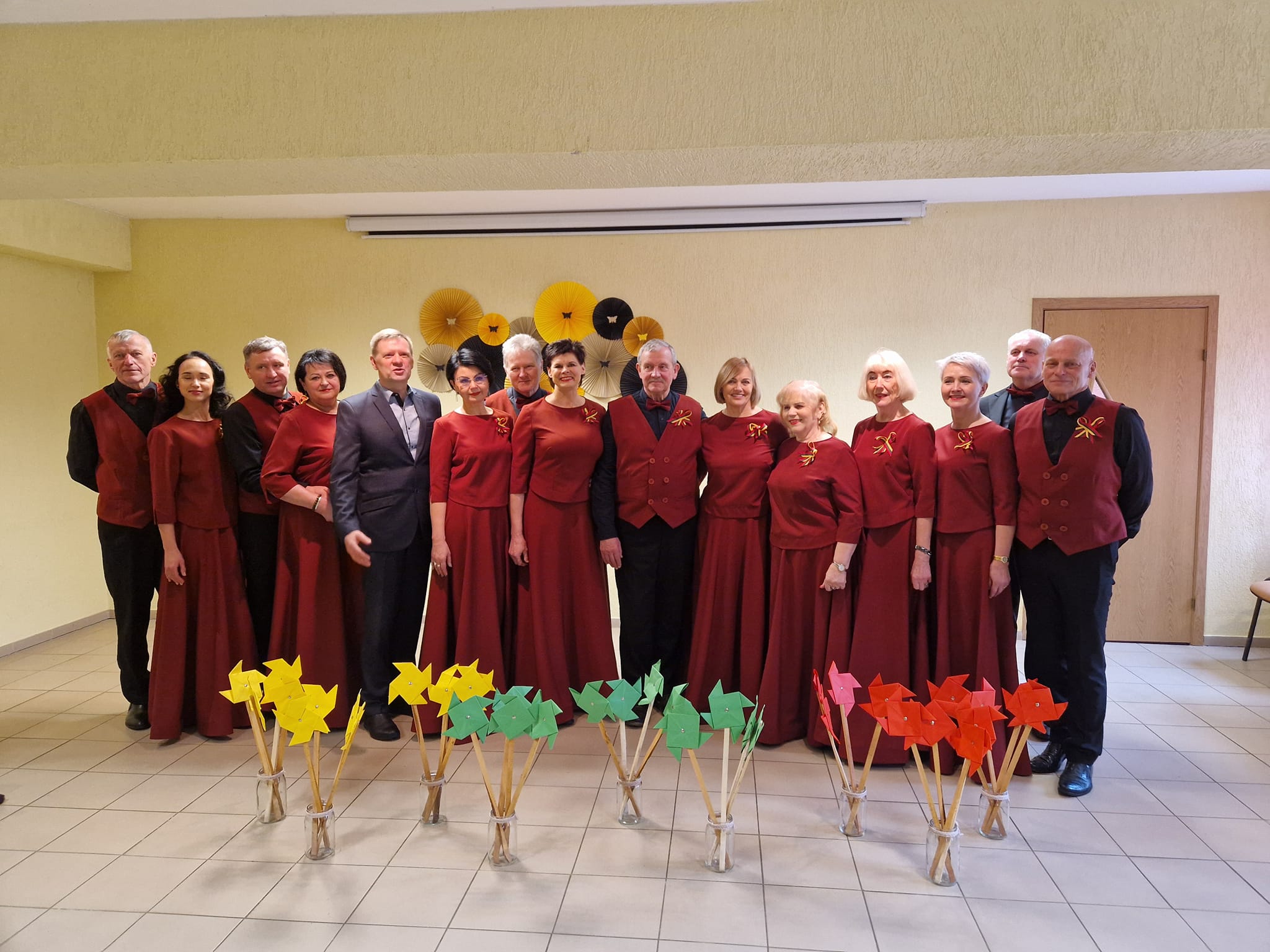 Mišrus vokalinis ansamblis „Jurolė“ Vasario 16-ąją dainomis sveikino Paskynų bendruomenę