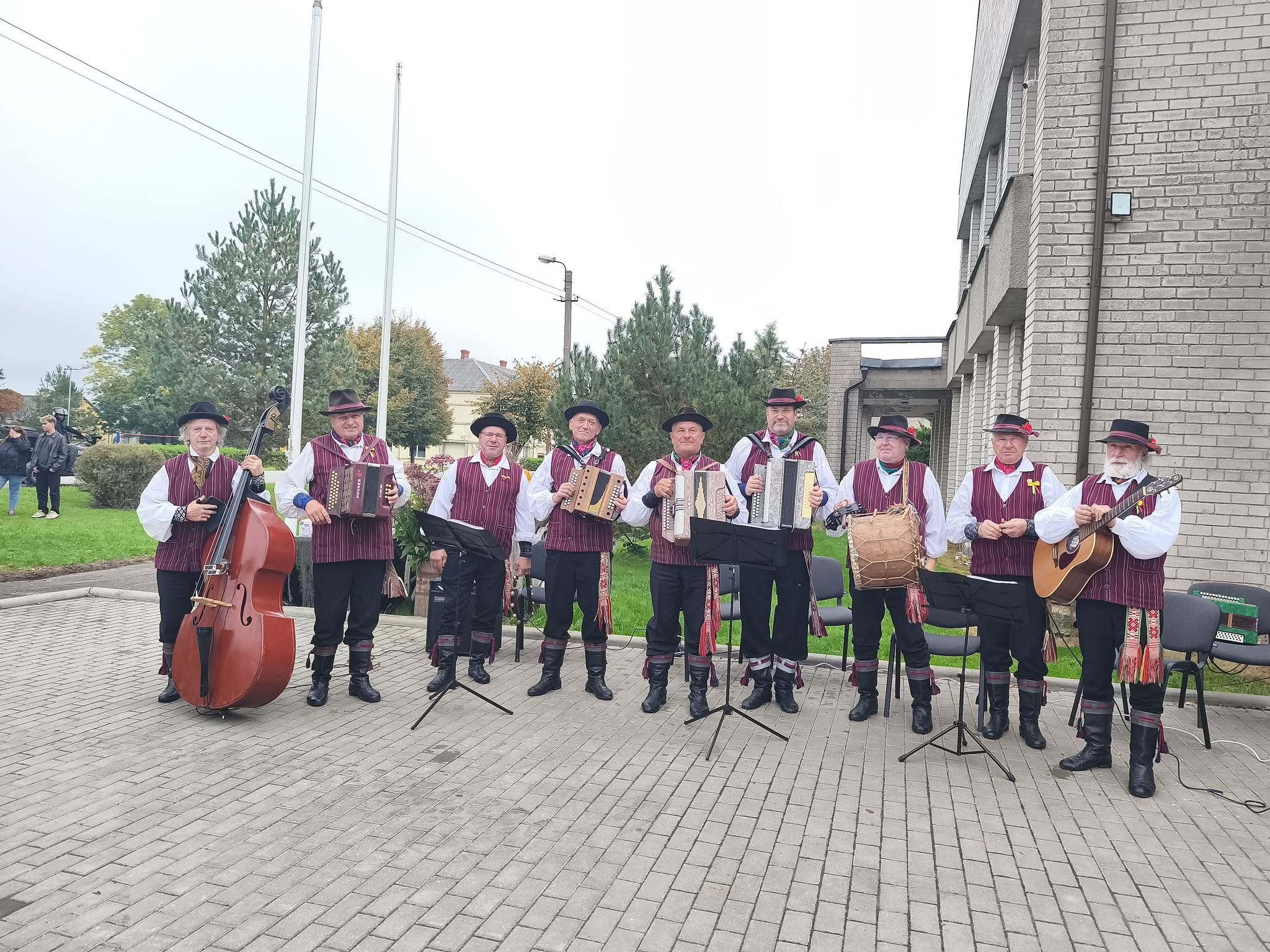 Kapela „Santaka“ muzikavo Vadžgiryje